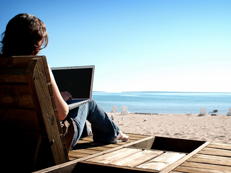 web laptop beach